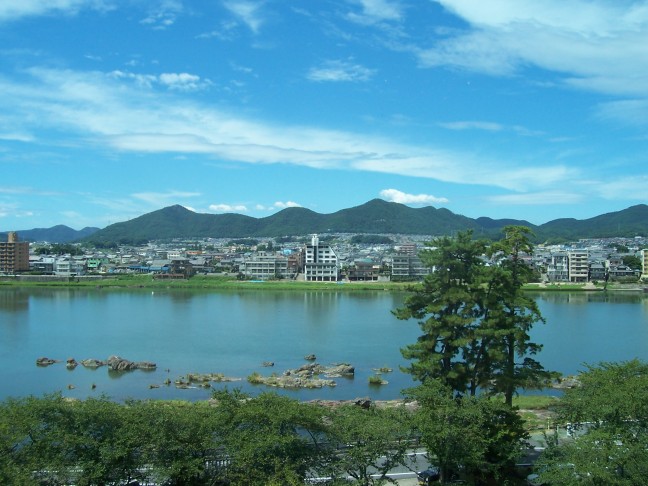  The lake at Inuyama, lunch time