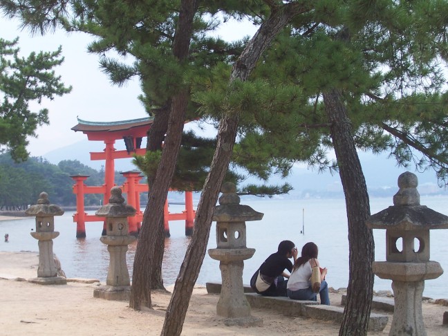  Enjoying the shore at Miyajima Shrine