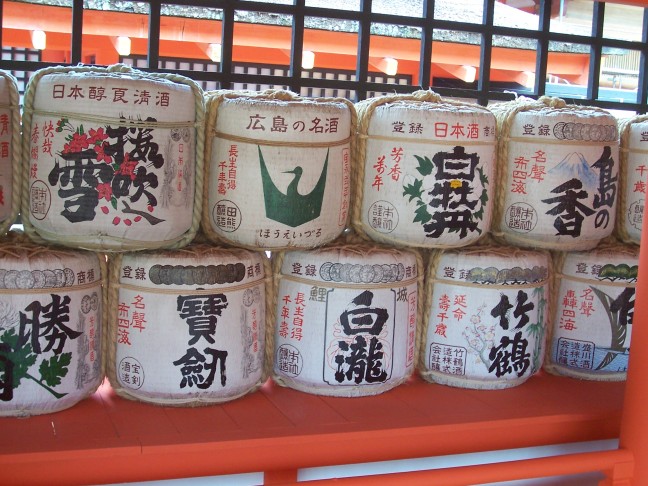  The shrine's sake suppliers leave their casks as advertising