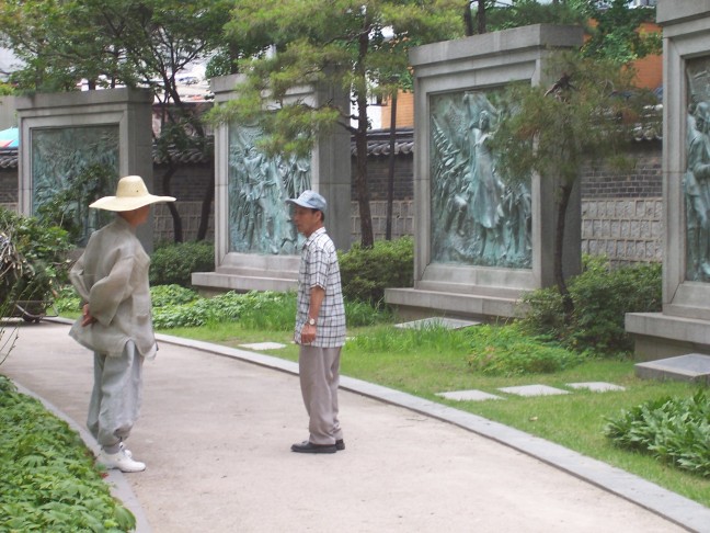 Heroic bronzes border the North wall.