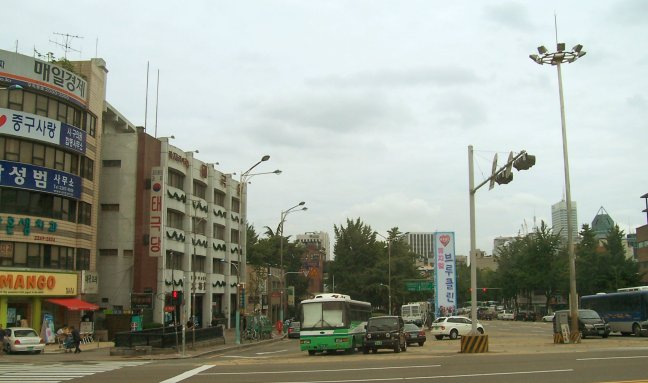 Wide street. Vertical sign is Tah-gek-dahng.