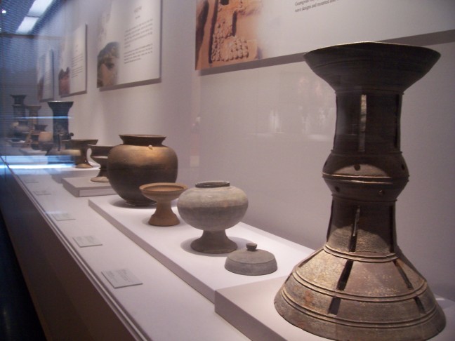 A long line of pots.