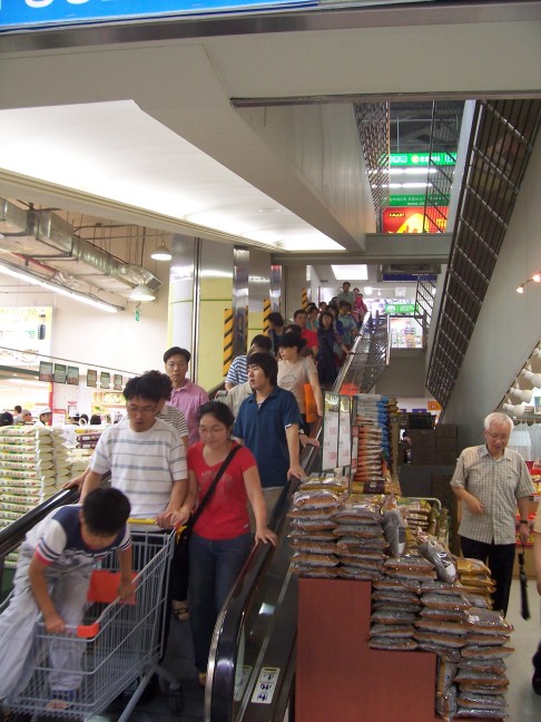 The cart-escalator at Emart in Bundang.