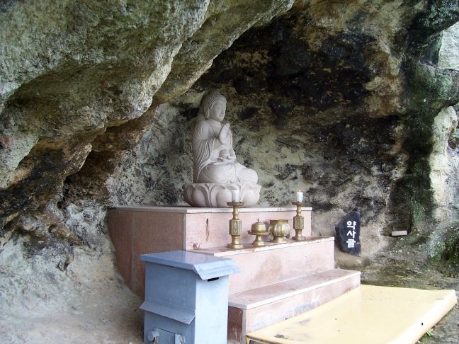One of the dozen "cave" altars at Golgulsa