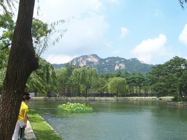 Same lake, different mountain.