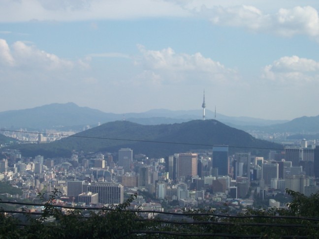 From Bugaksan Mountain, behind the Blue House, we get a clear view of Seoul Tower.