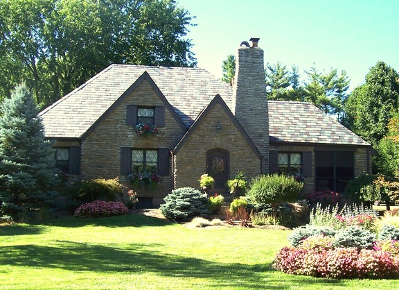 Beautiful house and gardens in Lindsay's neighborhood