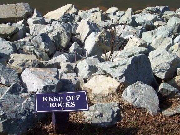 An unfriendly dam of rubble rocks