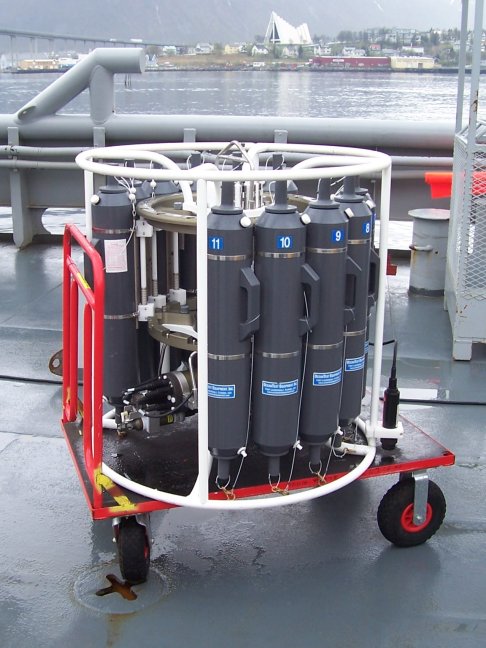 Water sampling system; the whole is lowered with the tubes open and each is closed at a different level of ascent