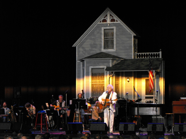  Tom Rush sings with the Shoe Band