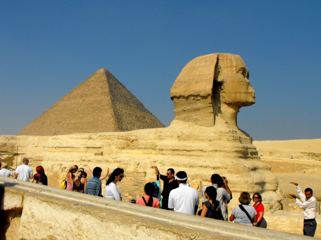  The sphinx and Khufu's pyramid