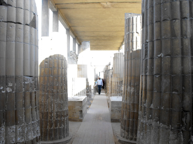  Tne hall of pillars on entry to Saqqara