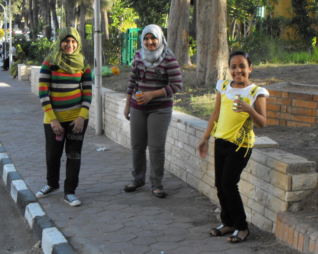  Three sisters on holiday