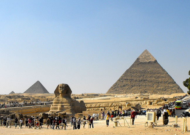  Crowds visiting the sphinx