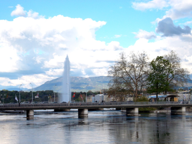  Fountain on Lake Geneva near the Rhone bridge