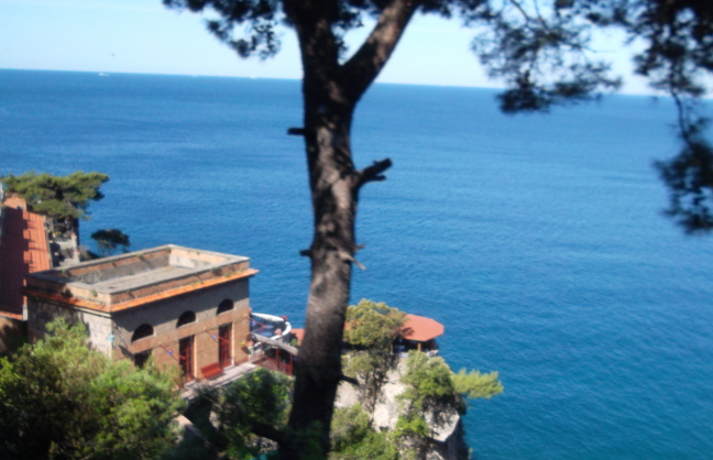  Villa clings to cliff in Naples
