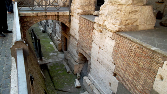  Comparison of ancient and modern street level at Templo Adriano; they differ by five meters. I do not understand why the column bases are irregular below modern street level.