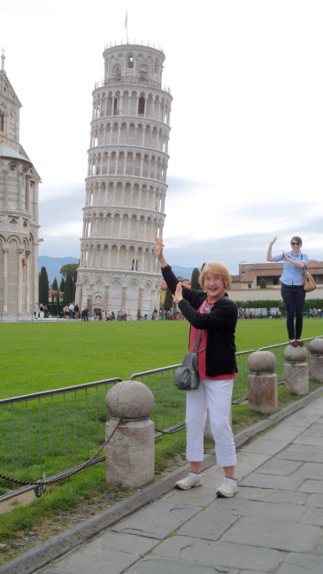  Two photographers, one trick; holding up the tower of Pisa