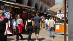 Shops and tourists line the paths to Ponte di Rialto, Venice
