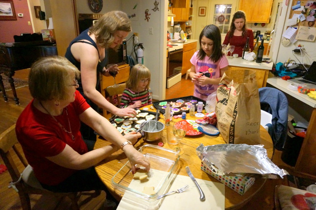  The cookle assembly line at Joann's; Susan, Ellyn, Lindsay, Isabel, Sarah