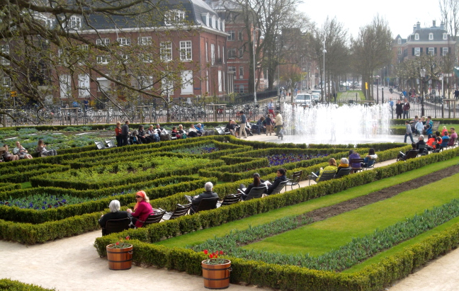 Fountain and formal garden by Rijksmuseum