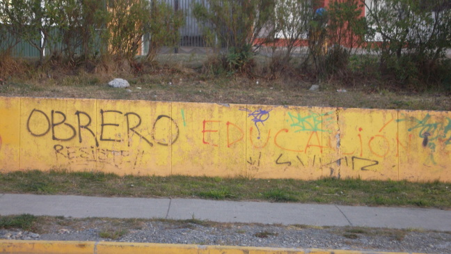 Graffiti in Puntas Arenas reflect major concerns: Obrero (employment) and educacion (education)