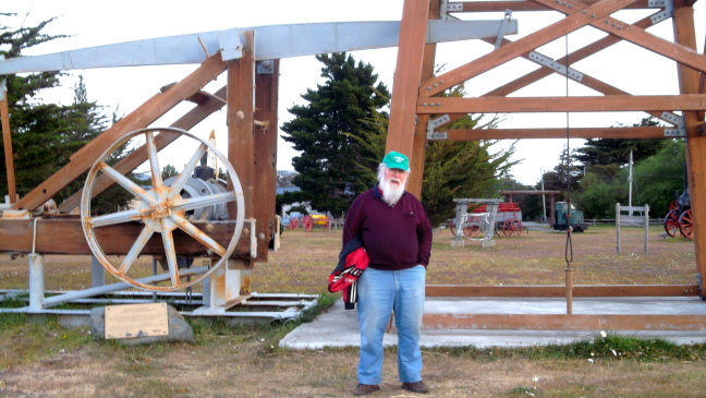 In practice, the drill rig (right) is replaced by a walking beam engine (left) to pump the discovered oil; Puntas Arenas outdoor museum