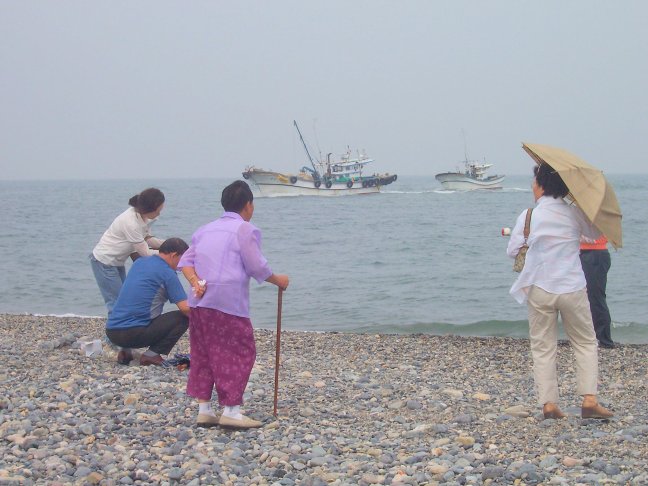 A family visiting King Munmo's Tomb