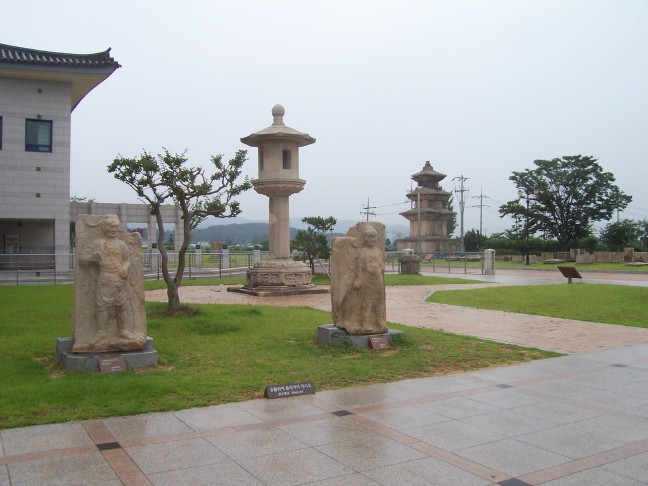 Sculpture, a lantern, and a pagoda displayed outside the Hall of Fine (Shilla) Arts.