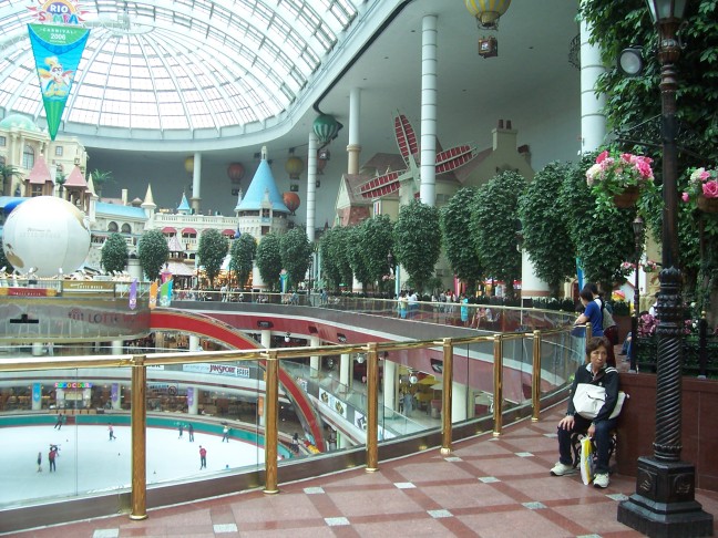 The covered amusement park at Lotte World.